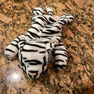 Ty-Beanie Baby. Blizzard. Eyes black with blue around them.